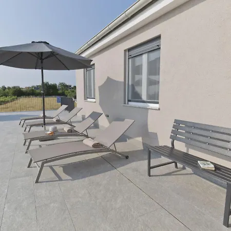 Comfortable In With Swimming Pool Kanfanar