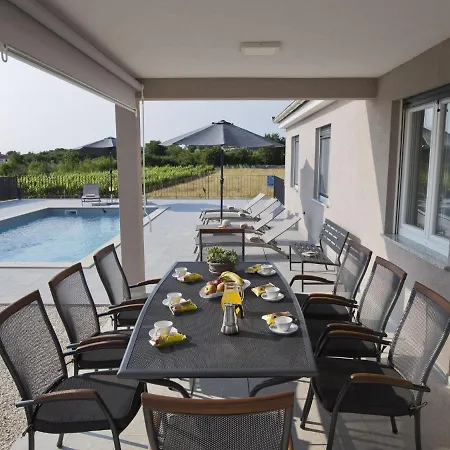 Comfortable In With Swimming Pool Kanfanar