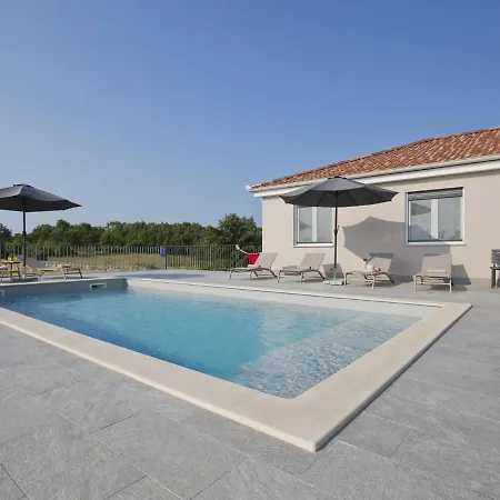 Comfortable In With Swimming Pool *